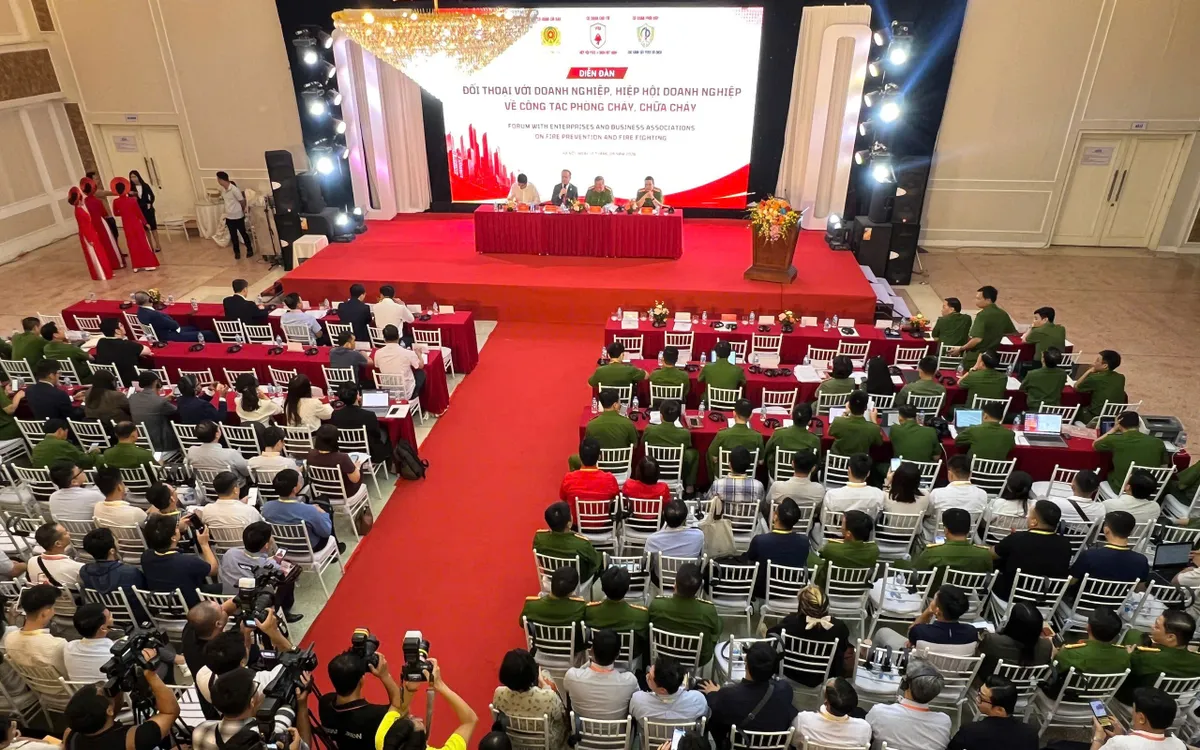 Quang cảnh Diễn đàn Đối thoại doanh nghiệp về công tác PCCC, CNCH tại Hà Nội.