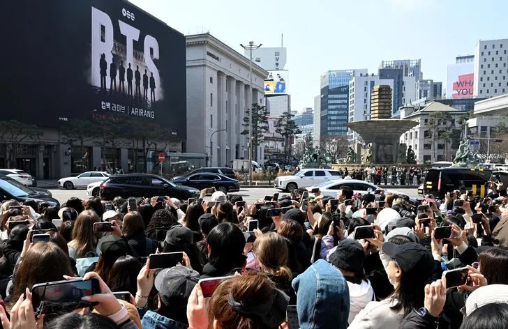 Sức nóng tour Arirang của BTS kéo theo tình trạng vé chợ đen kỷ lục - Ảnh 1.