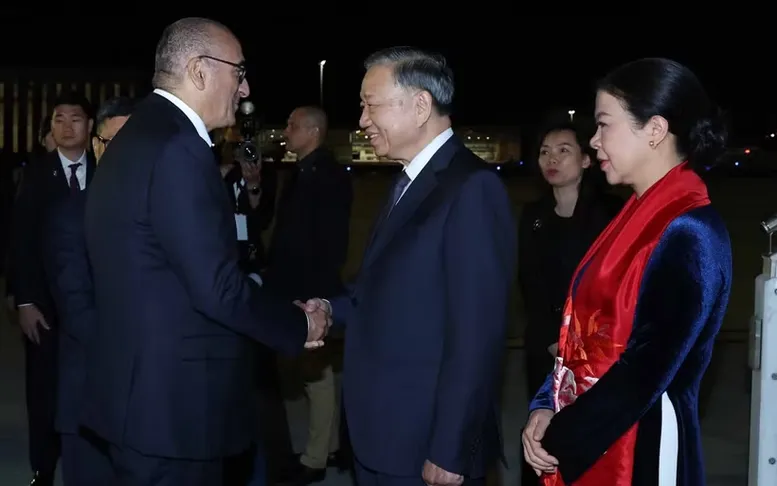 Đại biểu Pháp đón Tổng Bí thư, Chủ tịch nước Tô Lâm và Phu nhân tại sân bay Orly, Paris. (Ảnh: TTXVN)
