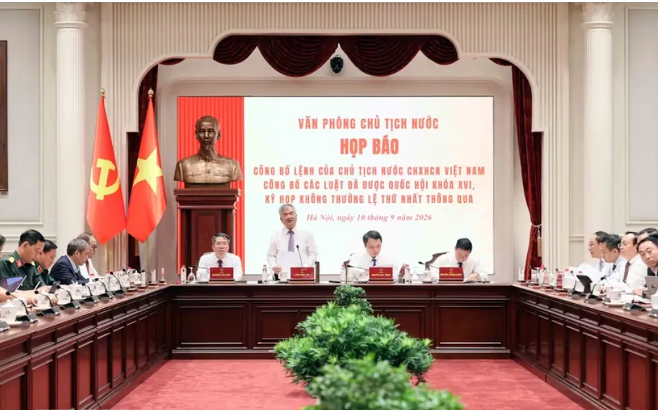 Phó Chủ nhiệm Văn phòng Chủ tịch nước Cấn Đình Tài chủ trì buổi họp báo. (Ảnh: TTXVN)