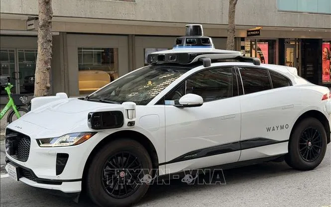 Xe tự hành của Waymo hoạt động tại thành phố San Francisco, bang California (Mỹ). Ảnh: TTXVN 