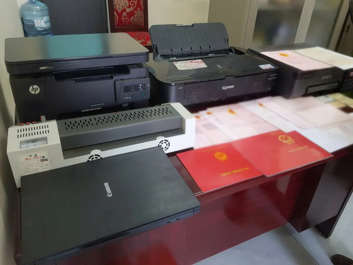 Triệt phá đường dây làm giả tài liệu, sử dụng tài liệu giả ở nhiều tỉnh, thành - Ảnh 4.