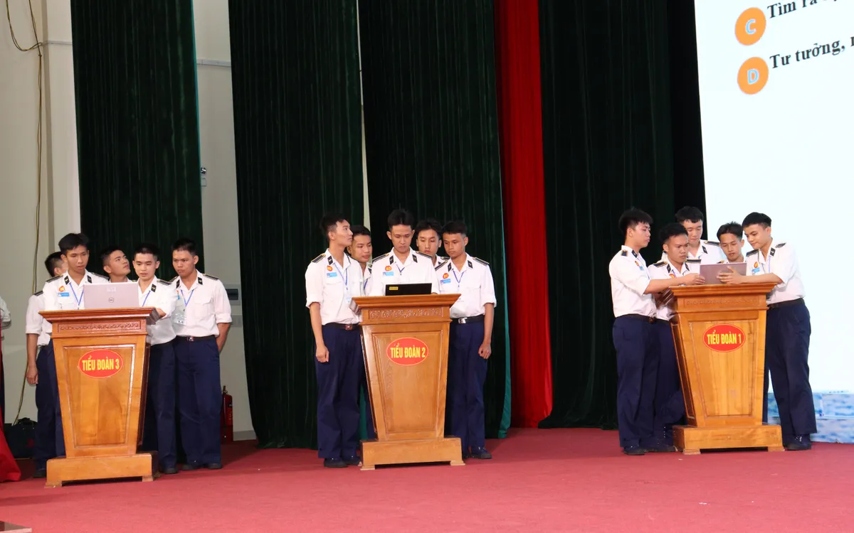Các đội tham gia phần thi trắc nghiệm.
