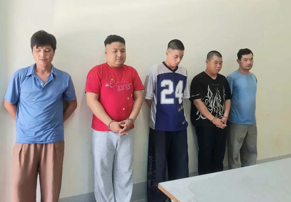 Triệt phá đường dây làm giả tài liệu, sử dụng tài liệu giả ở nhiều tỉnh, thành - Ảnh 2.
