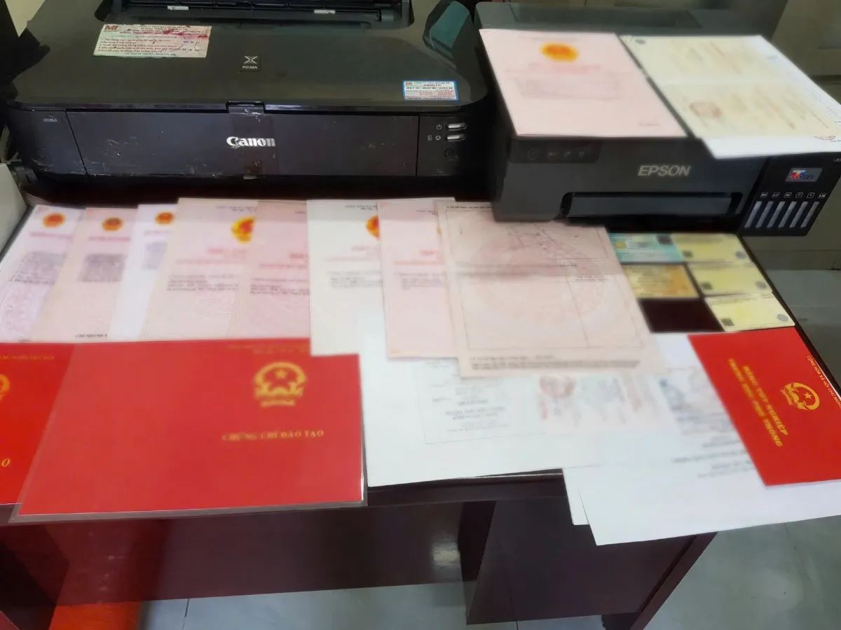 Triệt phá đường dây làm giả tài liệu, sử dụng tài liệu giả ở nhiều tỉnh, thành - Ảnh 3.
