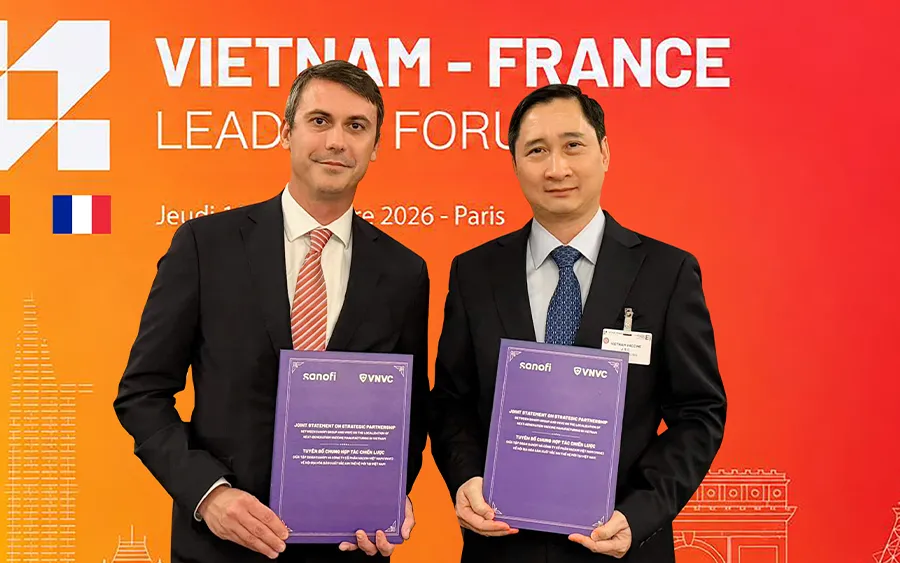 Đại diện Sanofi và VNVC trao Tuyên bố chung về hợp tác sản xuất 3 loại vaccine thế hệ mới quan trọng cho trẻ em và người lớn tại Việt Nam. Ảnh: Nguyễn Thắng