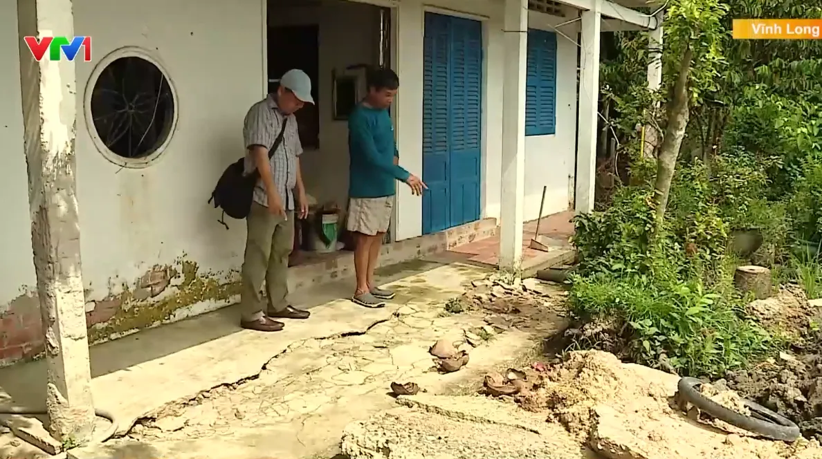 Đê bao sông Măng Thít liên tục sạt lở - Ảnh 1.