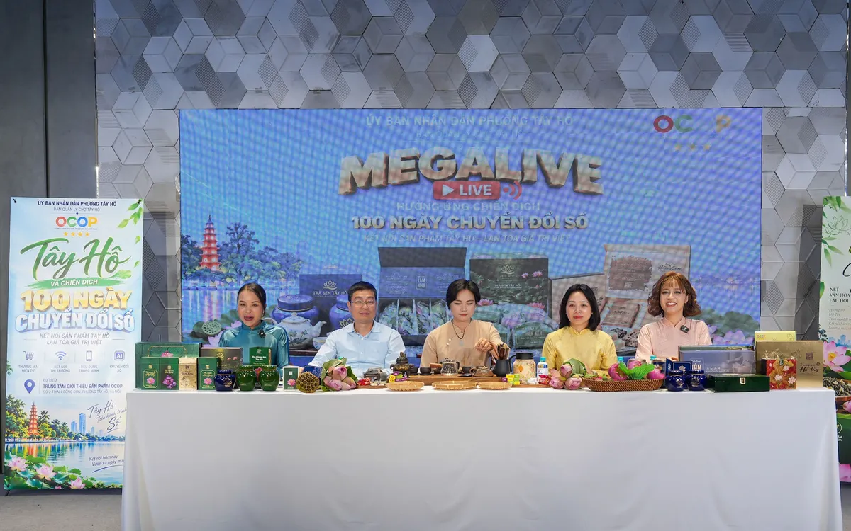 Phiên Megalive "Chốt đơn ngàn deal" được phát sóng trên Fanpage "Tây Hồ 24/7" và "Sắc màu Tây Hồ". Ảnh: Ngọc Tú.