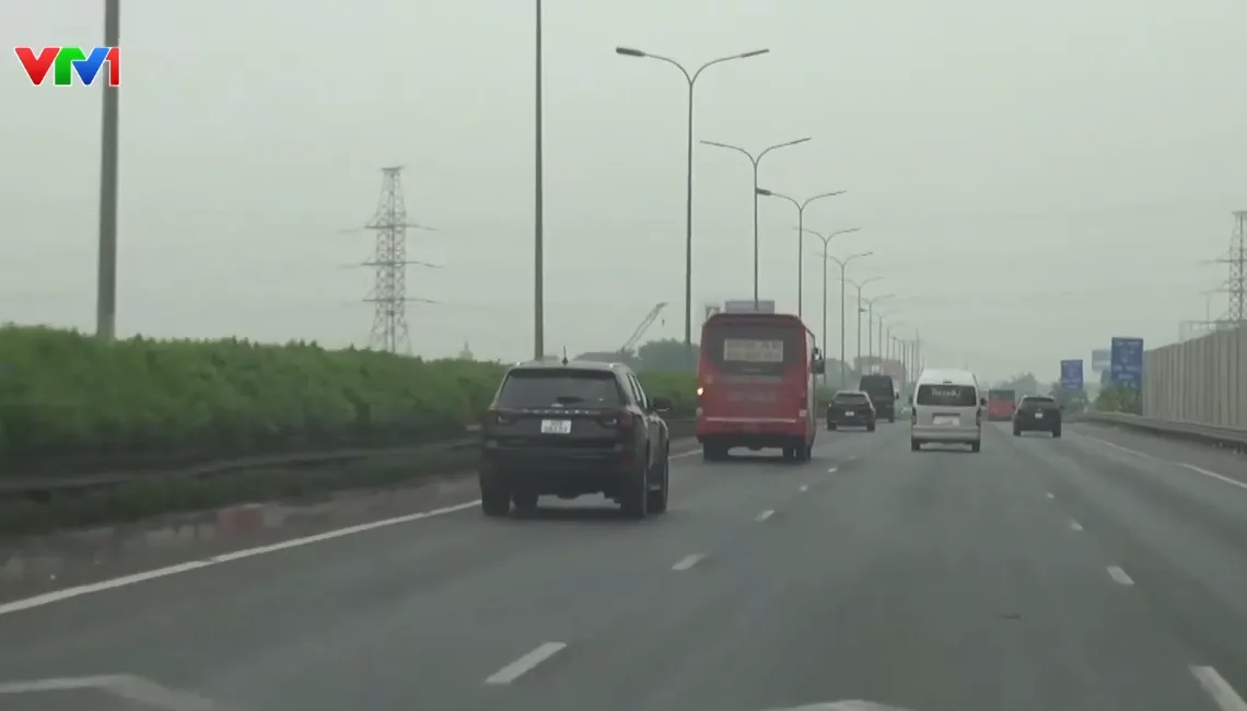 Nhiều xe chạy chậm, b&aacute;m l&agrave;n tr&aacute;i cao tốc g&acirc;y cản trở lưu th&ocirc;ng - Ảnh 1.