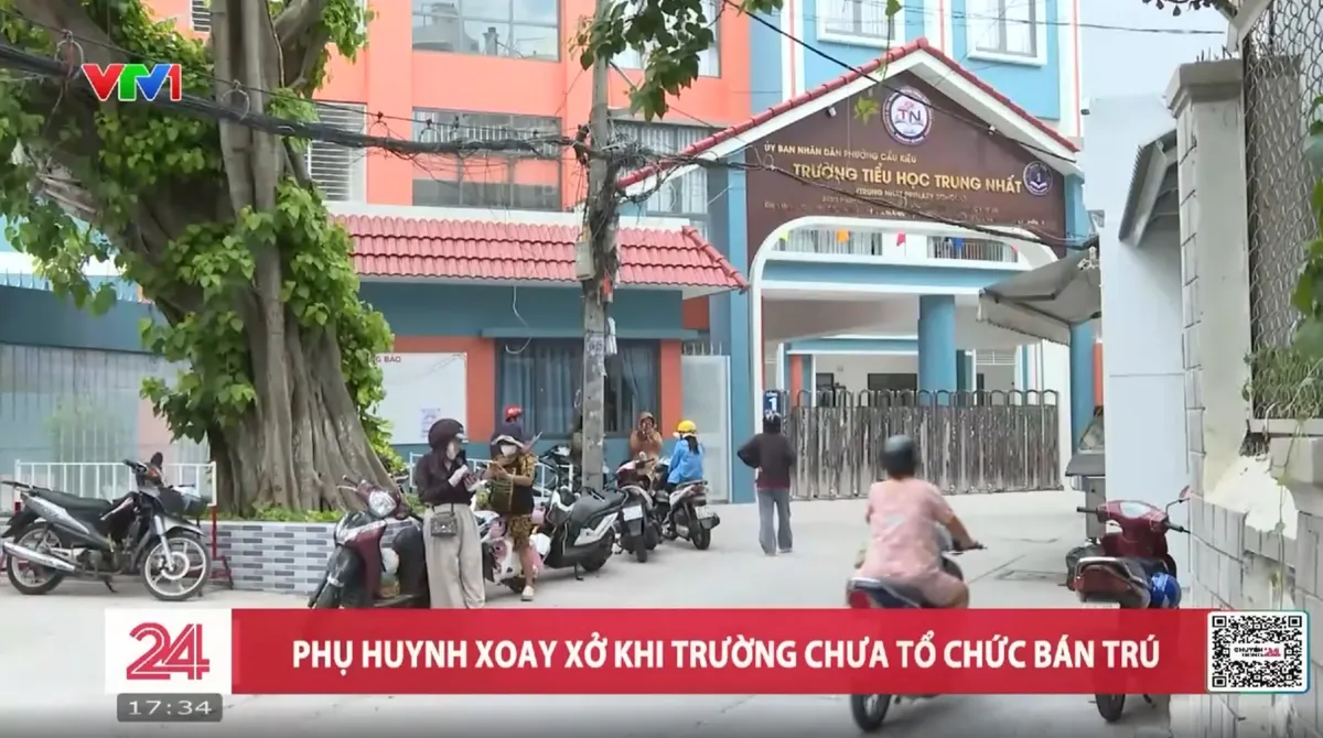 Trường chưa tổ chức bán trú, phụ huynh xoay xở đón con - Ảnh 1.