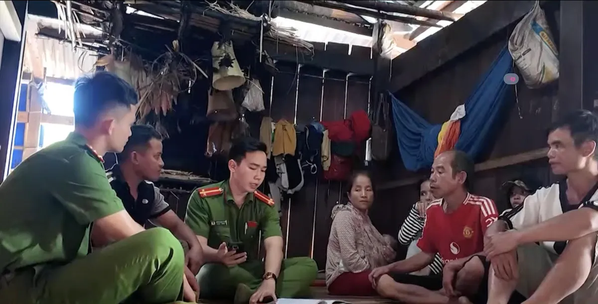 5 cùng, 3 biết, gần dân để giữ bình yên- Ảnh 1. 5 cùng, 3 biết, gần dân để giữ bình yên- Ảnh 1.