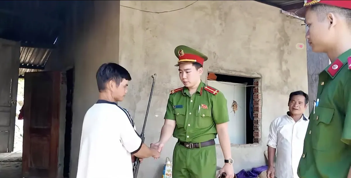 5 cùng, 3 biết, gần dân để giữ bình yên- Ảnh 2. 5 cùng, 3 biết, gần dân để giữ bình yên- Ảnh 2.