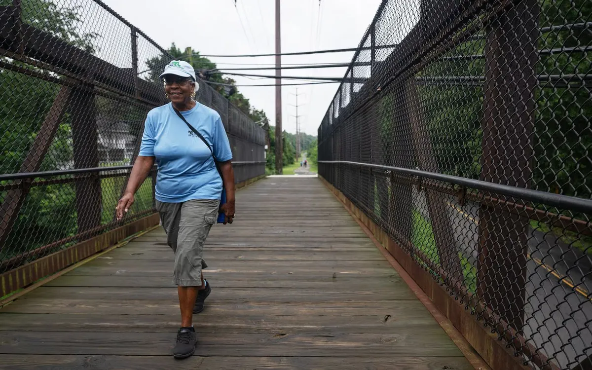 Bà Julianne Bethea (78 tuổi) đi bộ cùng Câu lạc bộ Club 300 tại Maryland, Mỹ. Ảnh: Craig Hudson/The Washington Post
