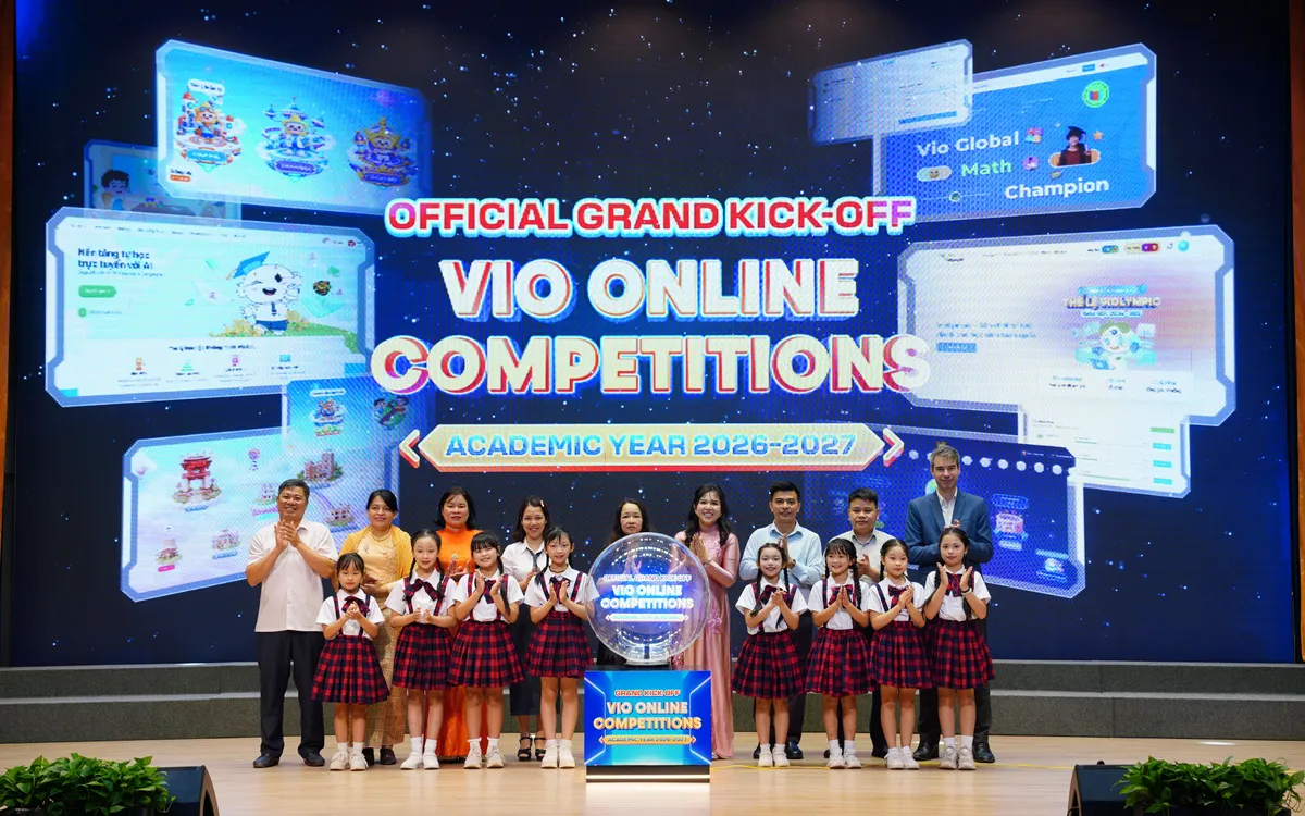 Các đại biểu thực hiện nghi thức khởi động các sân chơi trực tuyến trong hệ sinh thái VIO năm học 2026 - 2027.