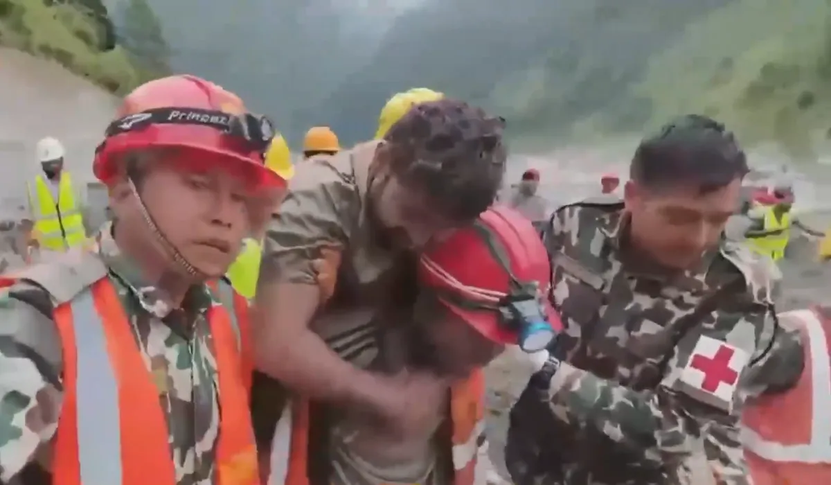 Người đàn ông được giải cứu sau 10 ngày mắc kẹt trong lũ quét tại Nepal- Ảnh 1.