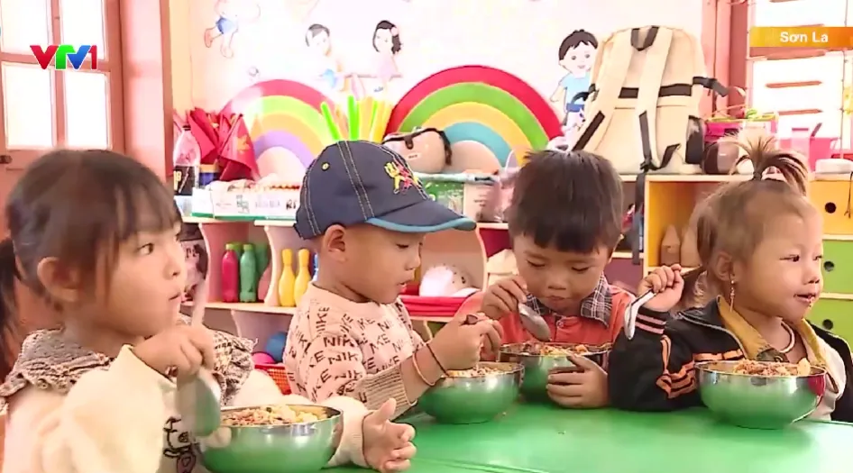 Những bữa cơm n&acirc;ng bước học sinh v&ugrave;ng bi&ecirc;n giới - Ảnh 2.