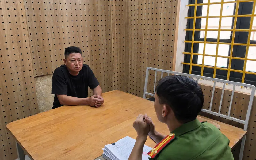 Đối tượng Hải làm việc với Cơ quan điều tra. Ảnh: Cổng Thông tin điện tử Công an Hưng Yên