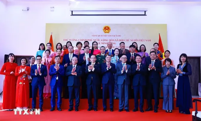 Thủ tướng gặp cán bộ, nhân viên Đại sứ quán Việt Nam tại Ấn Độ- Ảnh 3.