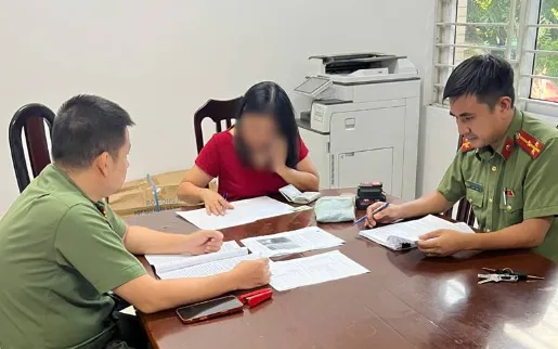 Công an phường làm việc với bà V.T.H. Ảnh: Cổng TTĐT Công an TP Hà Nội