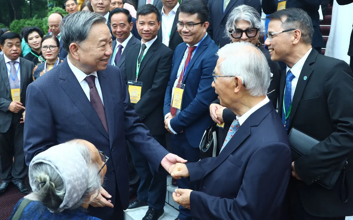 Tổng Bí thư, Chủ tịch nước Tô Lâm với các kiều bào tiêu biểu về dự Hội nghị người Việt Nam ở nước ngoài toàn thế giới lần thứ IV và Diễn đàn Tri thức và chuyên gia Việt Nam ở nước ngoài. Ảnh: VPCTN
