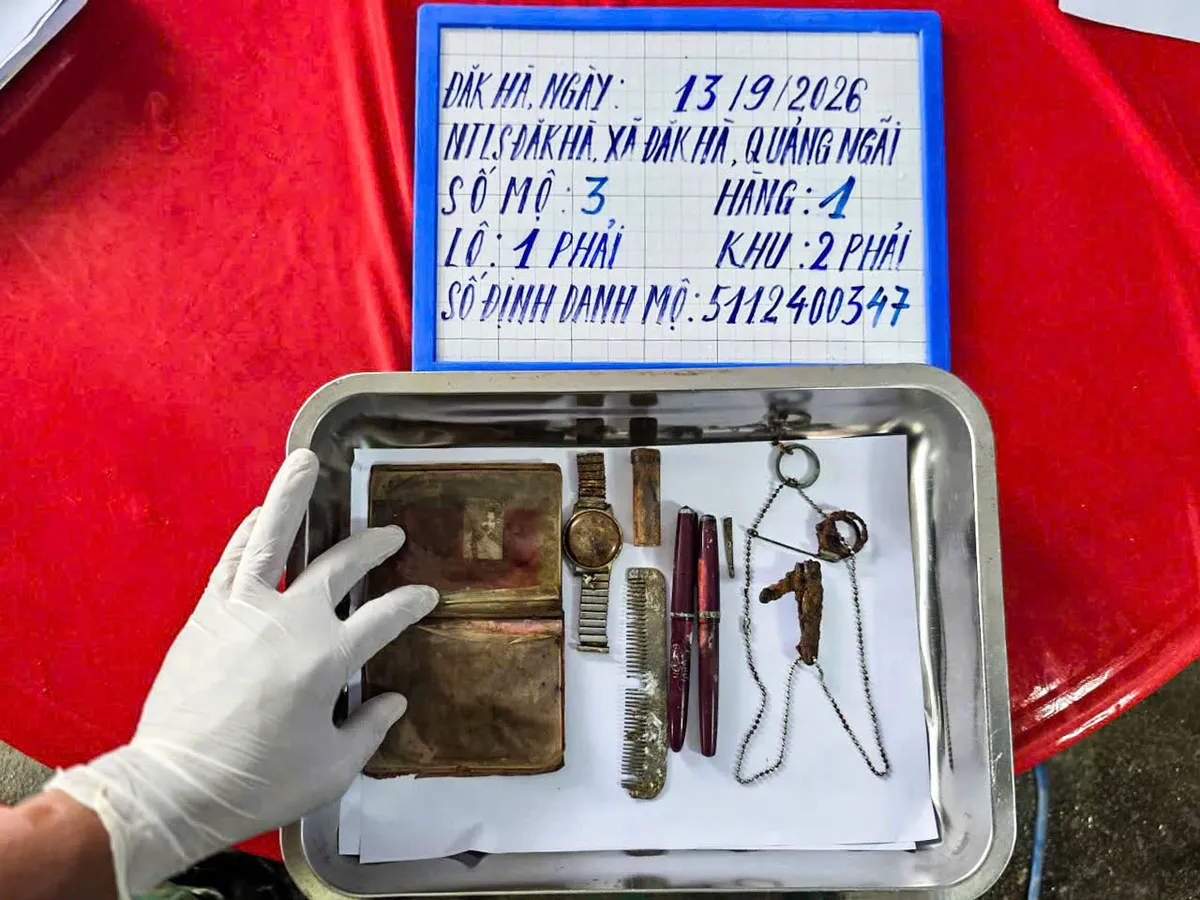 Phát hiện nhiều di vật quý tại mộ liệt sĩ ở Quảng Ngãi: Hy vọng mới trong việc xác định danh tính - Ảnh 5.
