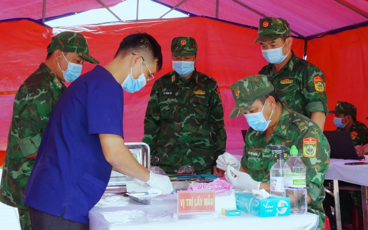 Quá trình lấy mẫu sinh phẩm phục vụ giám định ADN tại Nghĩa trang Liệt sĩ Đăk Hà.