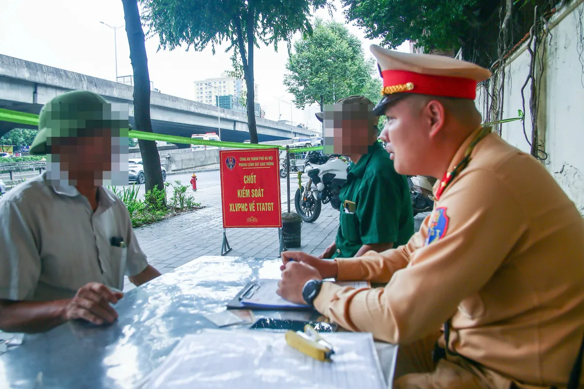 H&agrave; Nội: Xử l&yacute; nhiều trường hợp điều khiển xe ba b&aacute;nh tự chế, chở h&agrave;ng cồng kềnh - Ảnh 6.