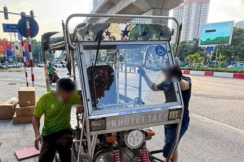 H&agrave; Nội: Xử l&yacute; nhiều trường hợp điều khiển xe ba b&aacute;nh tự chế, chở h&agrave;ng cồng kềnh - Ảnh 2.