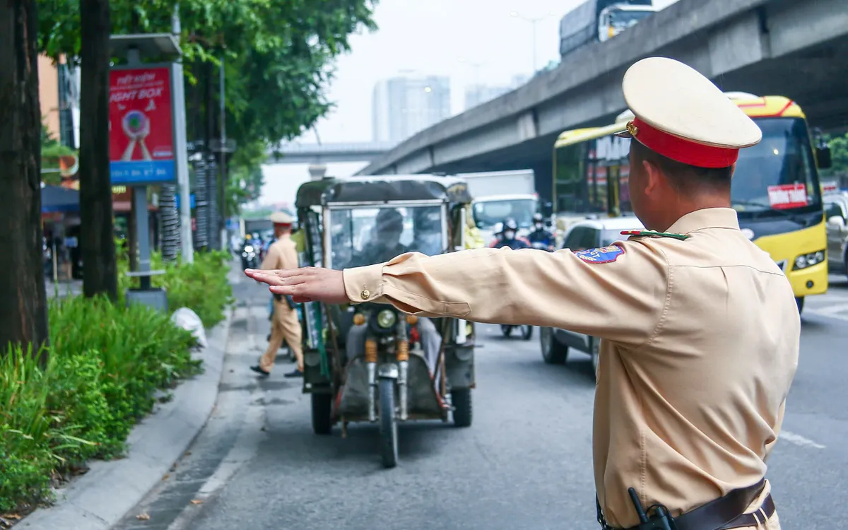 CSGT kiểm soát trường hợp điều khiển xe ba bánh tự chế trên đường Khuất Duy Tiến