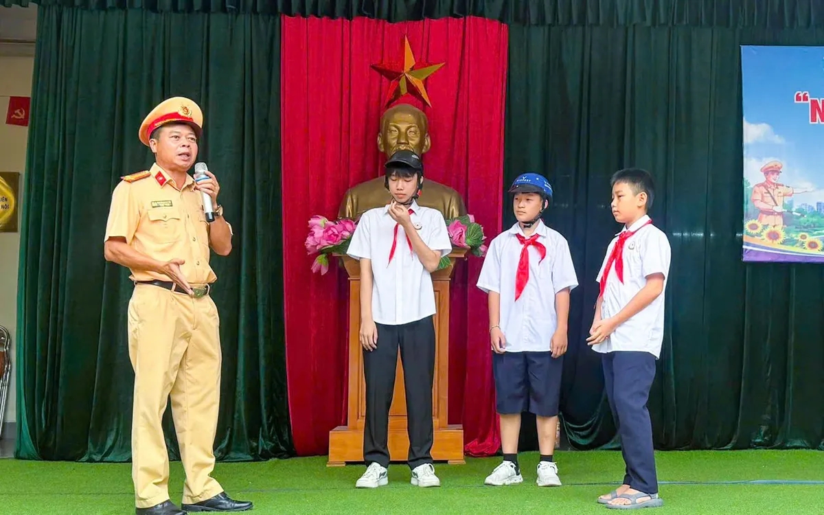 Trung tá Nguyễn Quang Việt, Phó Đội trưởng Đội CSGT đường bộ số 12 báo cáo viên chương trình.