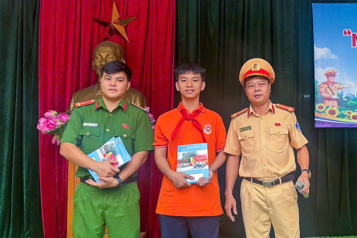 Hà Nội: Tuyên truyền an toàn giao thông cho hơn 900 học sinh, giáo viên Trường THCS Ngô Sỹ Liên - Ảnh 4.