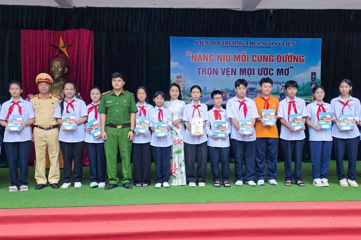 Hà Nội: Tuyên truyền an toàn giao thông cho hơn 900 học sinh, giáo viên Trường THCS Ngô Sỹ Liên - Ảnh 5.
