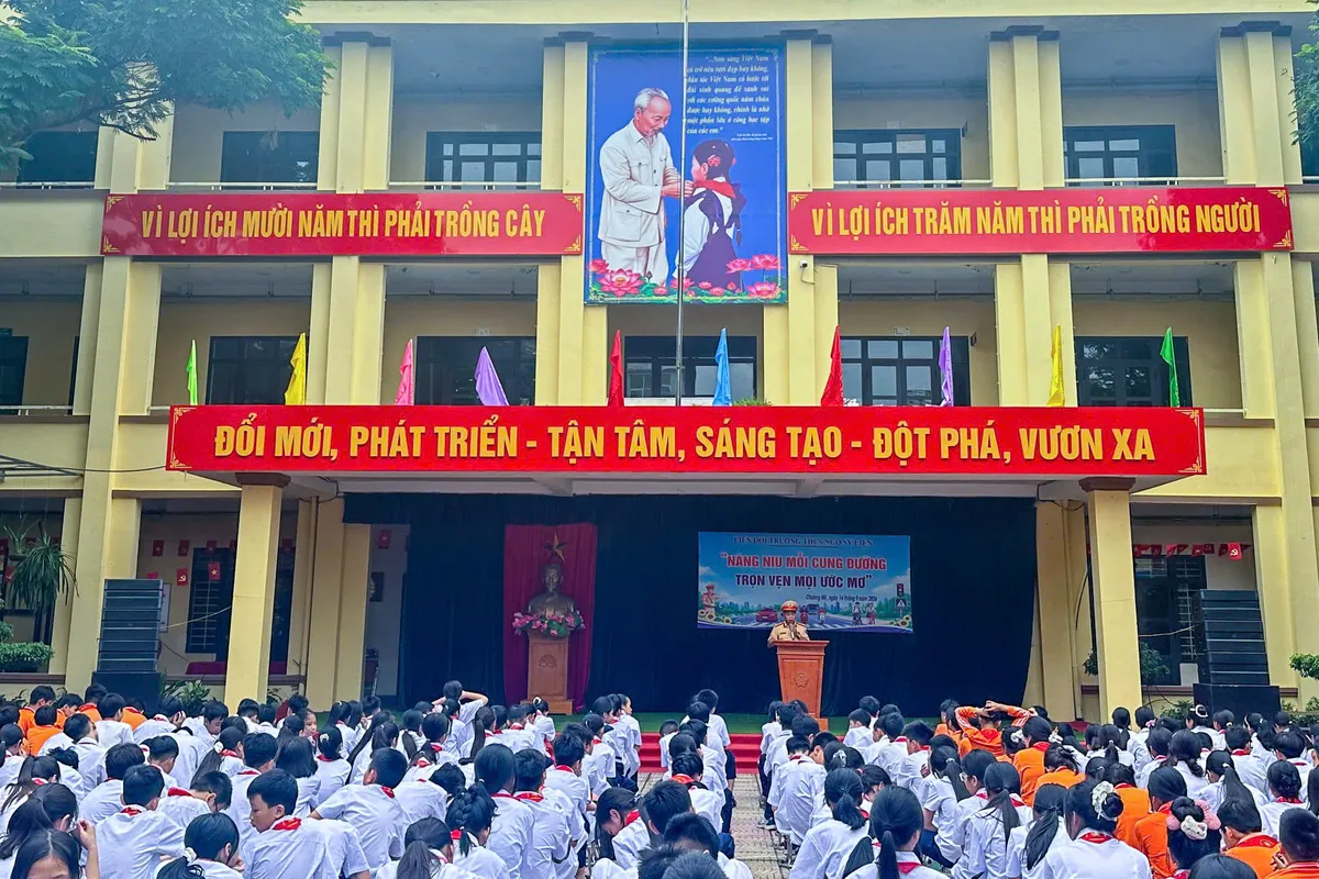 Hà Nội: Tuyên truyền an toàn giao thông cho hơn 900 học sinh, giáo viên Trường THCS Ngô Sỹ Liên - Ảnh 1.