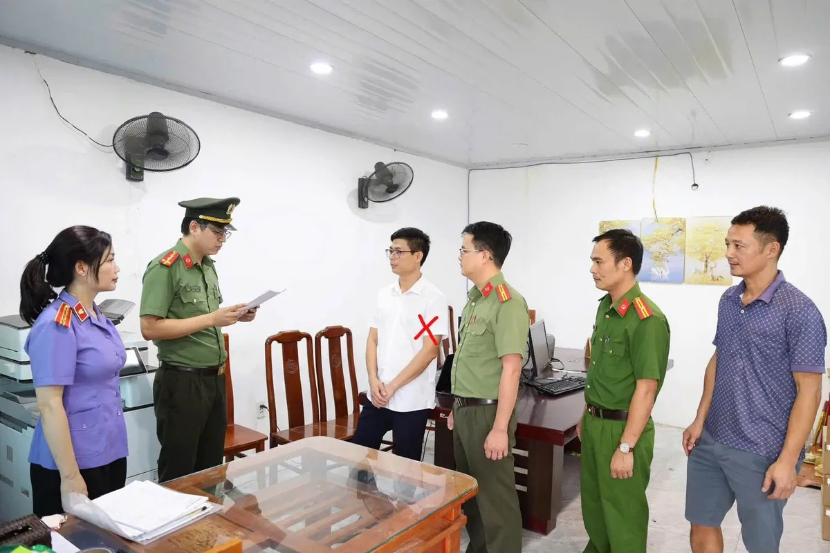 Khởi tố 4 đối tượng làm giả hồ sơ mua nhà ở xã hội - Ảnh 2.