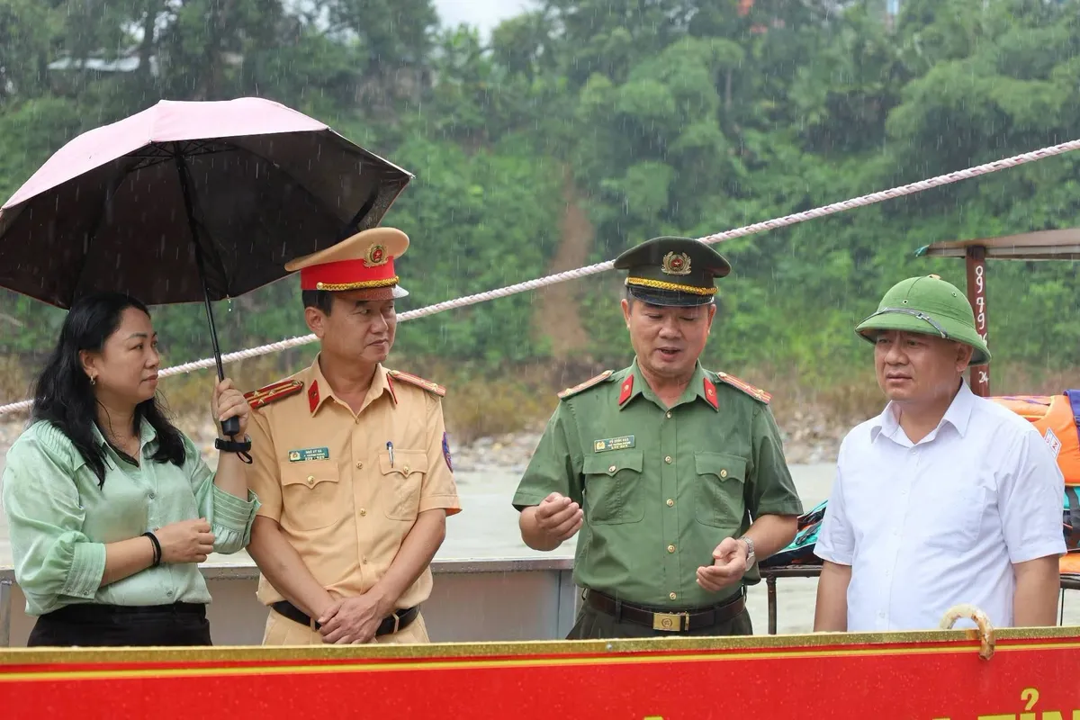 Bộ C&ocirc;ng an tặng ph&agrave;, gi&uacute;p hơn 1.000 người d&acirc;n v&ugrave;ng lũ Nghệ An qua s&ocirc;ng - Ảnh 1.