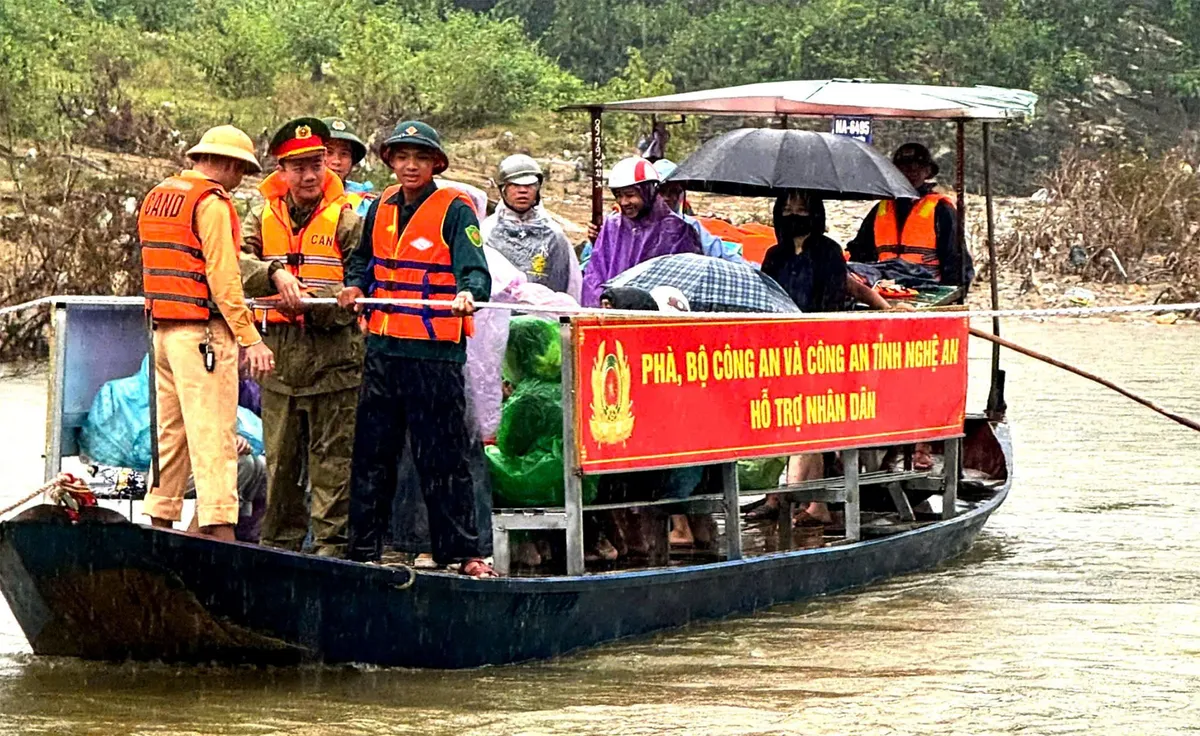 Bộ C&ocirc;ng an tặng ph&agrave;, gi&uacute;p hơn 1.000 người d&acirc;n v&ugrave;ng lũ Nghệ An qua s&ocirc;ng - Ảnh 2.
