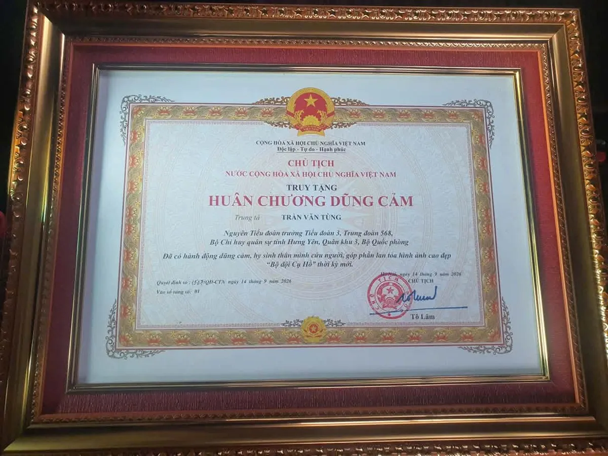 Chủ tịch nước truy tặng Hu&acirc;n chương Dũng cảm đối với Trung t&aacute; Trần Văn T&ugrave;ng - Ảnh 1.