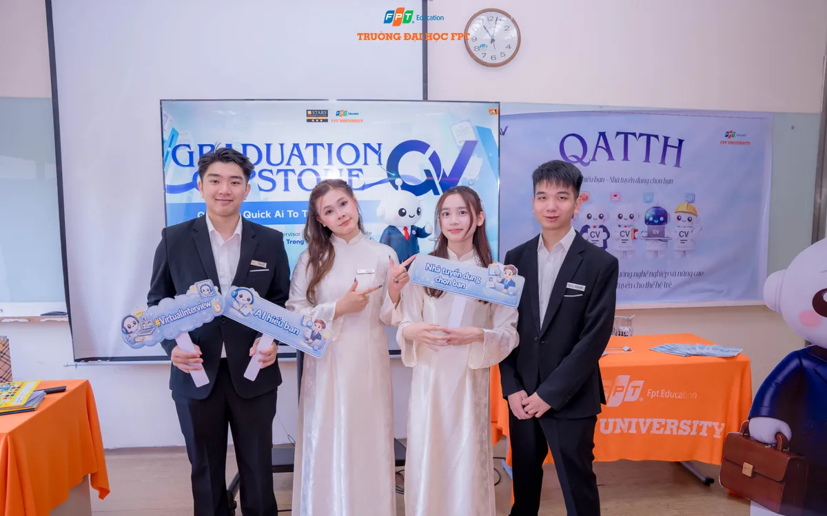 4 thành viên nhóm bảo vệ ý tưởng trước hội đồng. Ảnh: FPTU 