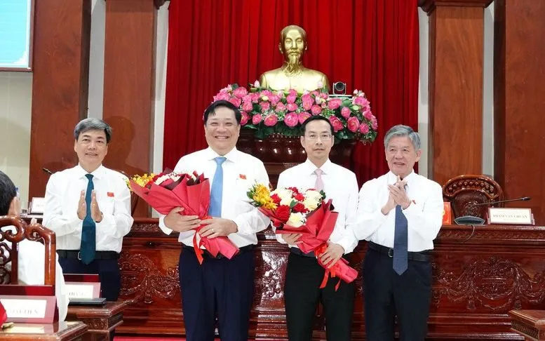 Lãnh đạo tỉnh Đồng Tháp tặng hoa chúc mừng tân Chủ tịch UBND tỉnh Nguyễn Thanh Nhàn (thứ 2, bên phải)