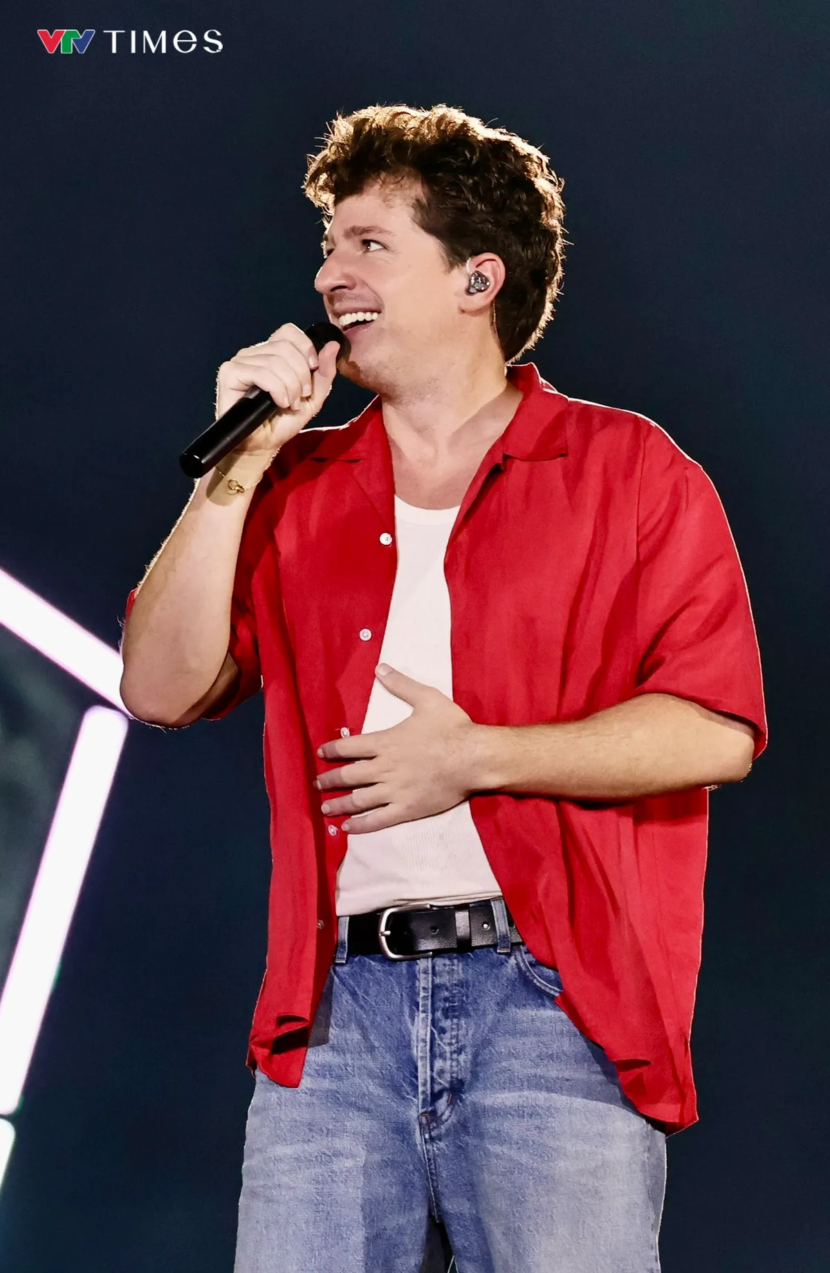 Charlie Puth “đốt cháy” sân khấu tại TP Hồ Chí Minh với loạt hit đình đám - Ảnh 1.
