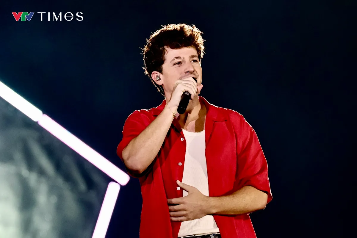 Charlie Puth “đốt cháy” sân khấu tại TP Hồ Chí Minh với loạt hit đình đám - Ảnh 2.