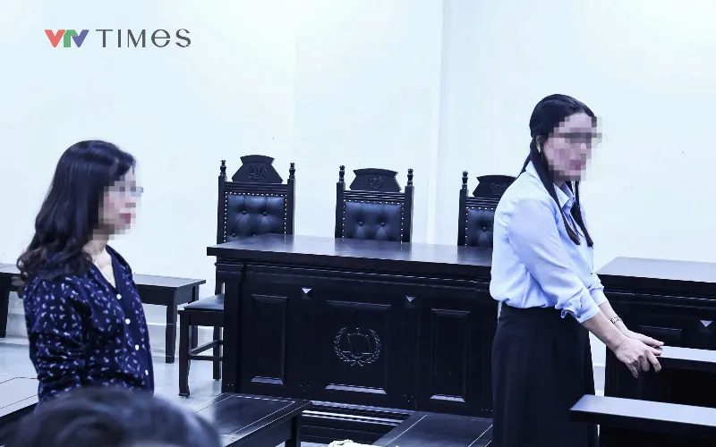 Bị cáo Nguyễn Thị Bình (bên phải), cựu Hiệu trưởng Trường THCS Ba Đình và Bị cáo Phạm Thị Minh Nguyệt (bên trái) tại phiên phúc thẩm. (ảnh: Phùng Anh)