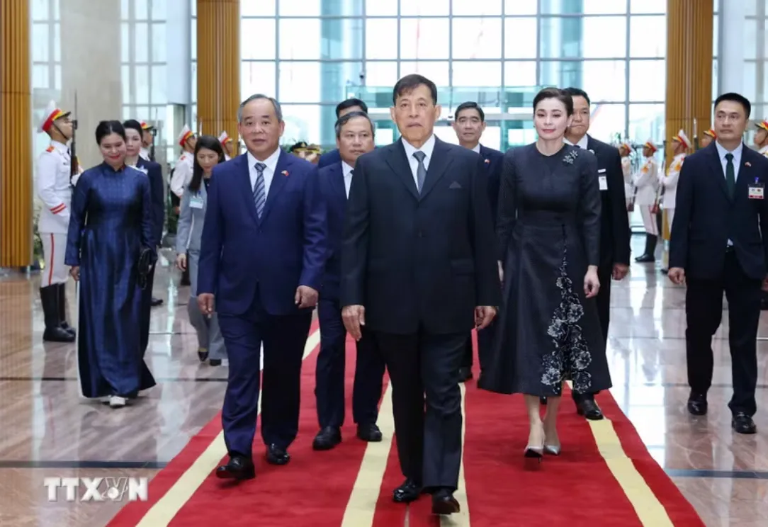Nhà vua Vương quốc Thái Lan và Hoàng hậu đến Hà Nội, bắt đầu thăm Việt Nam - Ảnh 1.