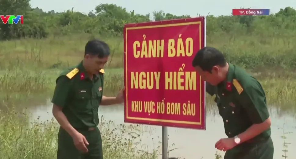 Cảnh báo nguy cơ sụp hố bom mìn còn sót lại ở hồ Trị An - Ảnh 2.