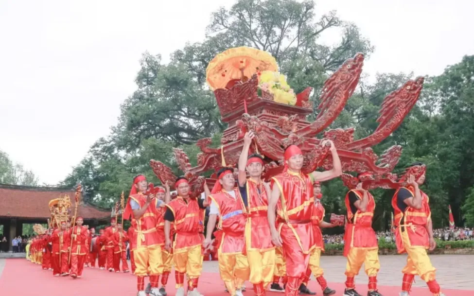 Lễ hội Lam Kinh được bắt đầu với nghi thức rước kiệu truyền thống. (Ảnh: TTXVN)