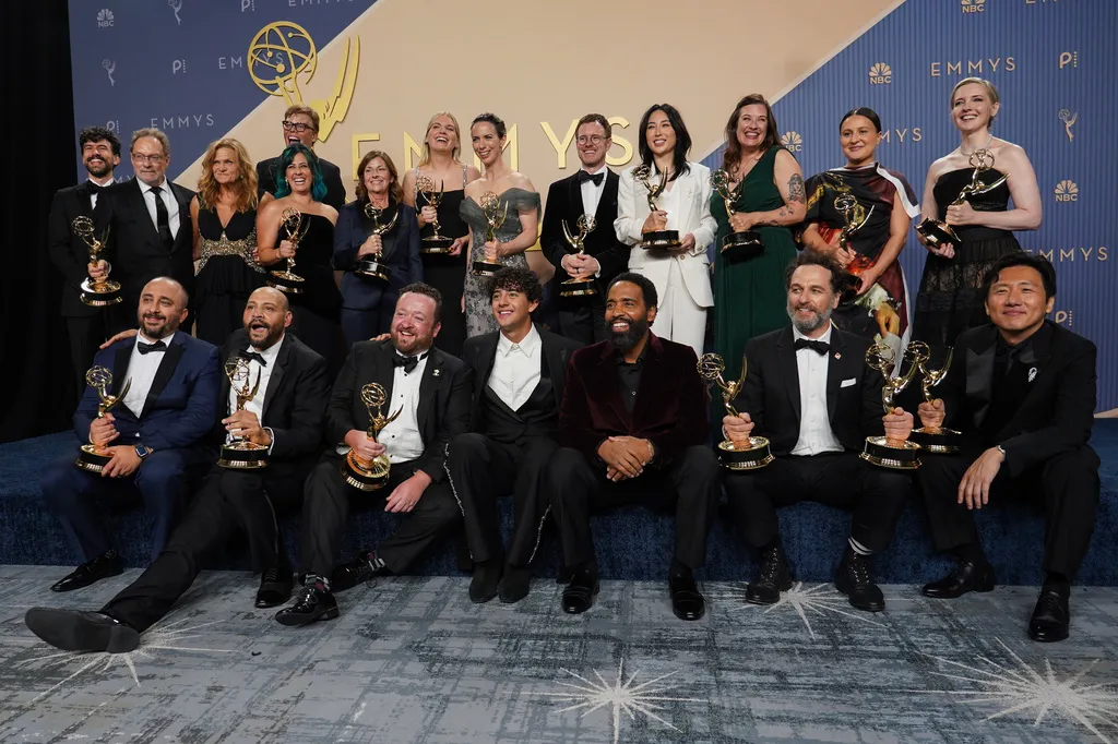 Nhiều bất ngờ và loạt cột mốc đáng nhớ được thiết lập tại Lễ trao giải Emmy 2026 - Ảnh 1.