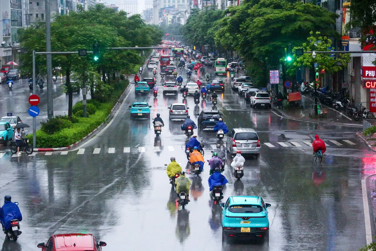 CSGT Hà Nội chủ động ứng phó mưa lớn kéo dài - Ảnh 1.