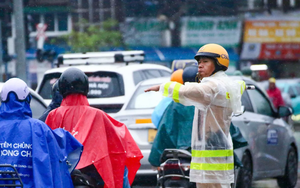 CSGT tăng cường phân luồng, phòng ngừa ùn tắc.