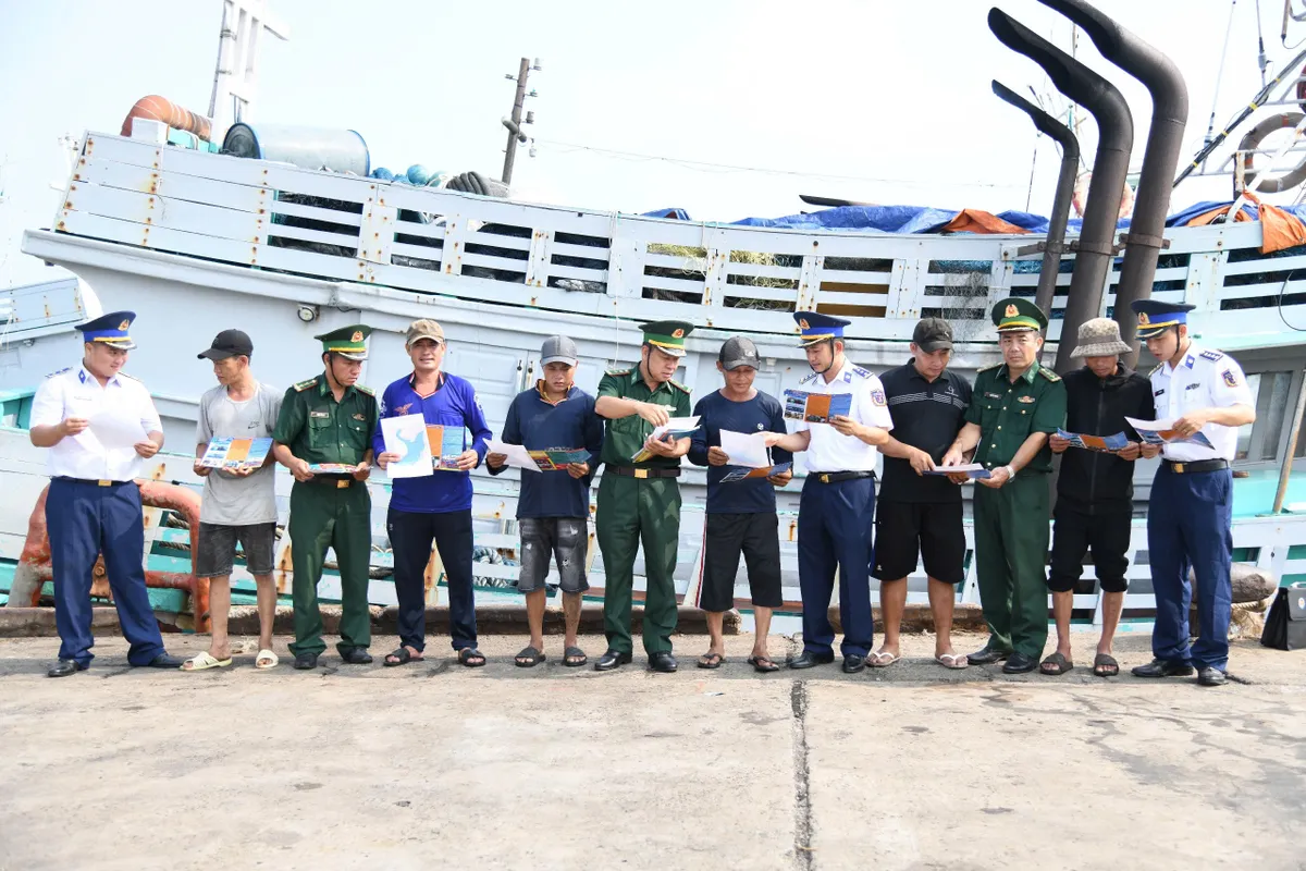 Cảnh s&aacute;t biển đồng h&agrave;nh c&ugrave;ng ngư d&acirc;n chống khai th&aacute;c hải sản bất hợp ph&aacute;p - Ảnh 4.