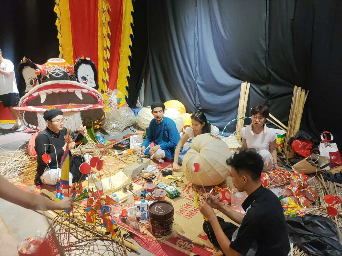 Triển lãm "Lưu Trăng" và hành trình đưa đồ chơi Trung thu trở lại đời sống - Ảnh 2.